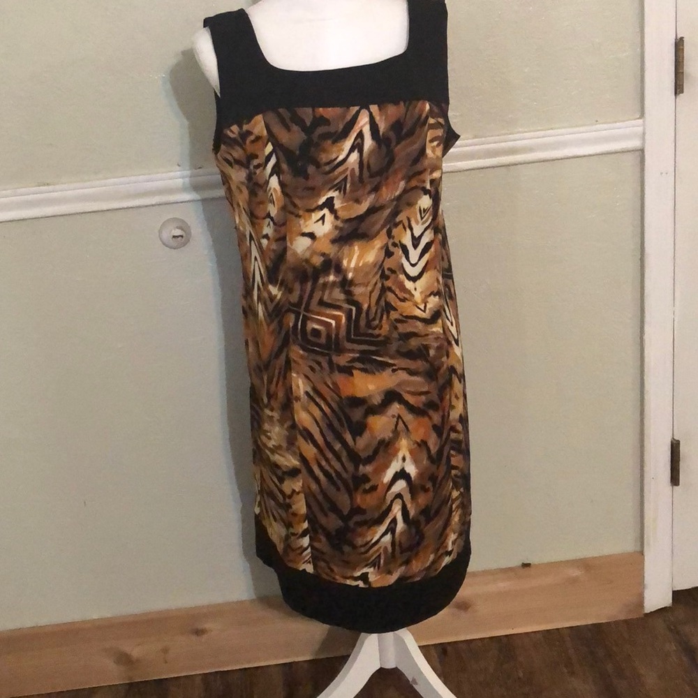 Sleeveless mid-length dress